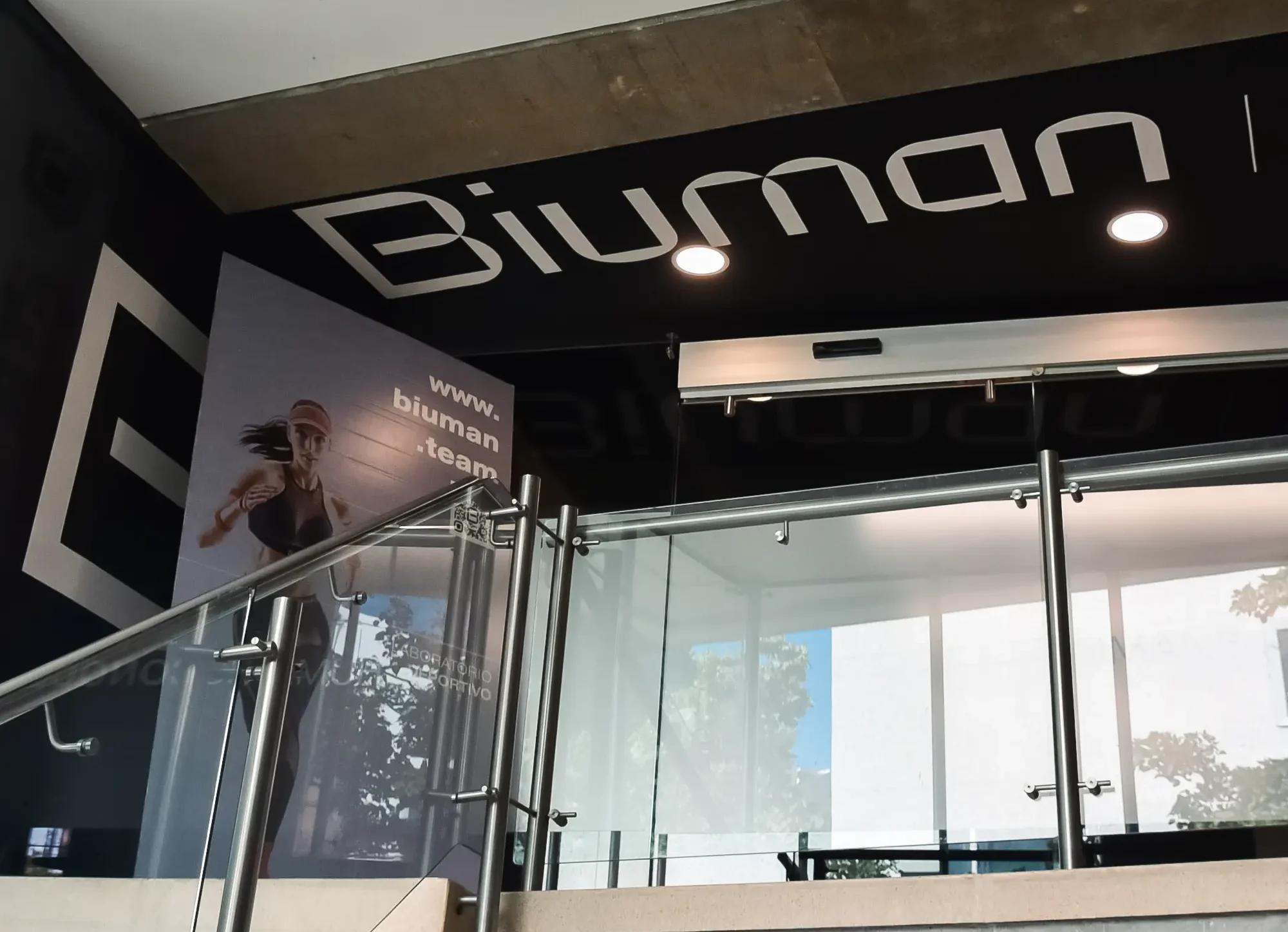 Entrada de la sede de Biuman